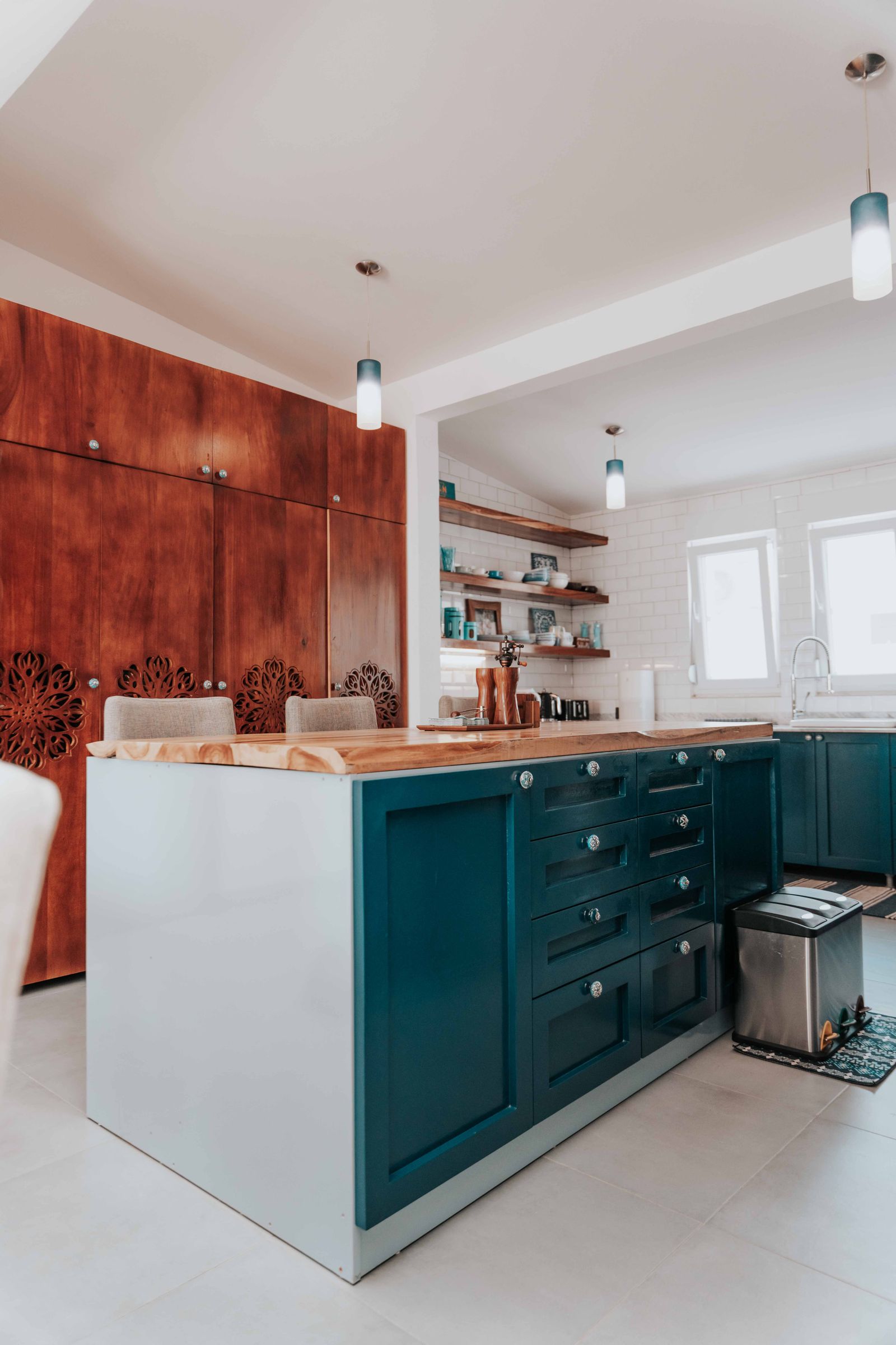A warm white oak kitchen with a large central island and pendant lighting